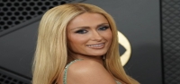 Paris Hilton esperó 18 años para lanzar un nuevo álbum. En 'Infinite Icon', dice que está aquí para 'salvar la música pop'