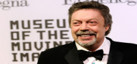 Tim Curry, icónico actor de carácter y estrella de 'Rocky Horror Picture Show', muere a los 80 años.