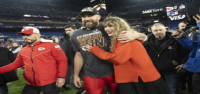 Taylor Swift deslumbra con un anillo de compromiso de inspiración vintage diseñado por Kindred Lubeck