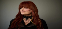 Wynonna Judd se enfrenta a "La dura verdad" en su nuevo y emotivo álbum, el primero desde la muerte de su madre Naomi.