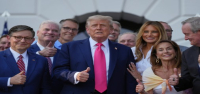 Solo 1 de cada 4 adultos estadounidenses dice que las políticas de Trump los han ayudado, según una nueva encuesta de AP-NORC.