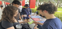 Los adultos jóvenes son menos propensos a seguir la política o a decir que votar es importante, según encuesta AP-NORC