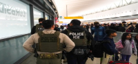 Los agentes del ICE acuden a los puestos de control de la TSA por orden de Trump, mientras persisten los largos tiempos de espera en los aeropuertos