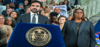 Estados y ciudades demandan por la norma de Trump que busca negar la residencia permanente a los inmigrantes que utilizan beneficios públicos.