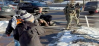 Videos muestran a Pretti forcejeando con agentes federales en Minneapolis 11 días antes de su muerte