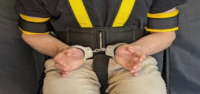El uso de restricciones corporales completas por parte de ICE durante las deportaciones genera preocupaciones sobre el trato inhumano