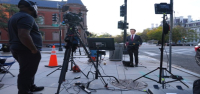 Un juez ordena a la Casa Blanca que restablezca el acceso a CNN, MS NOW y Politico. Los periodistas siguen bloqueados.