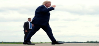 Trump está realizando un inusual viaje a Occidente para hablar sobre la economía, un tema en el que las encuestas muestran que tiene debilidades.