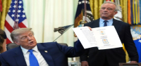 Trump firma una orden que exige espaciar las vacunas infantiles, en contra de las recomendaciones de los grupos médicos.