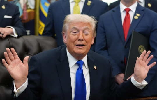 Trump emite