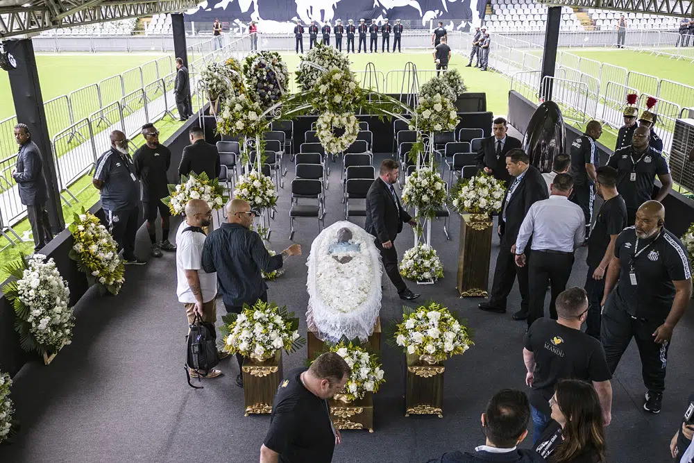 Aficionados despiden a Pele en estadio de Santos