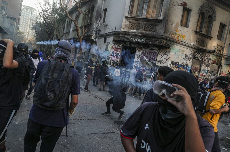 Barricadas y desórdenes marcan inicio de marzo en Chile