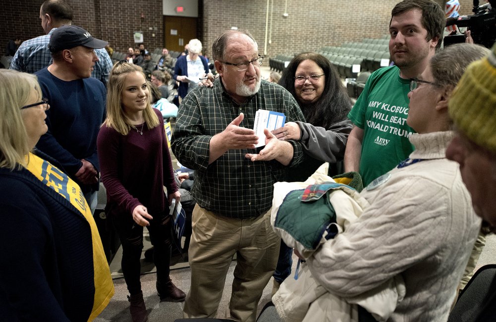 Revés demócrata: resultados de caucus en Iowa se demoran